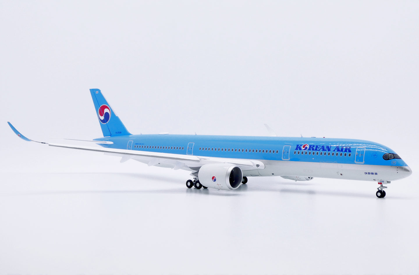 JC WINGS A350-900XWB KOREAN AIR (FLAPS DOWN) REG: HL8598