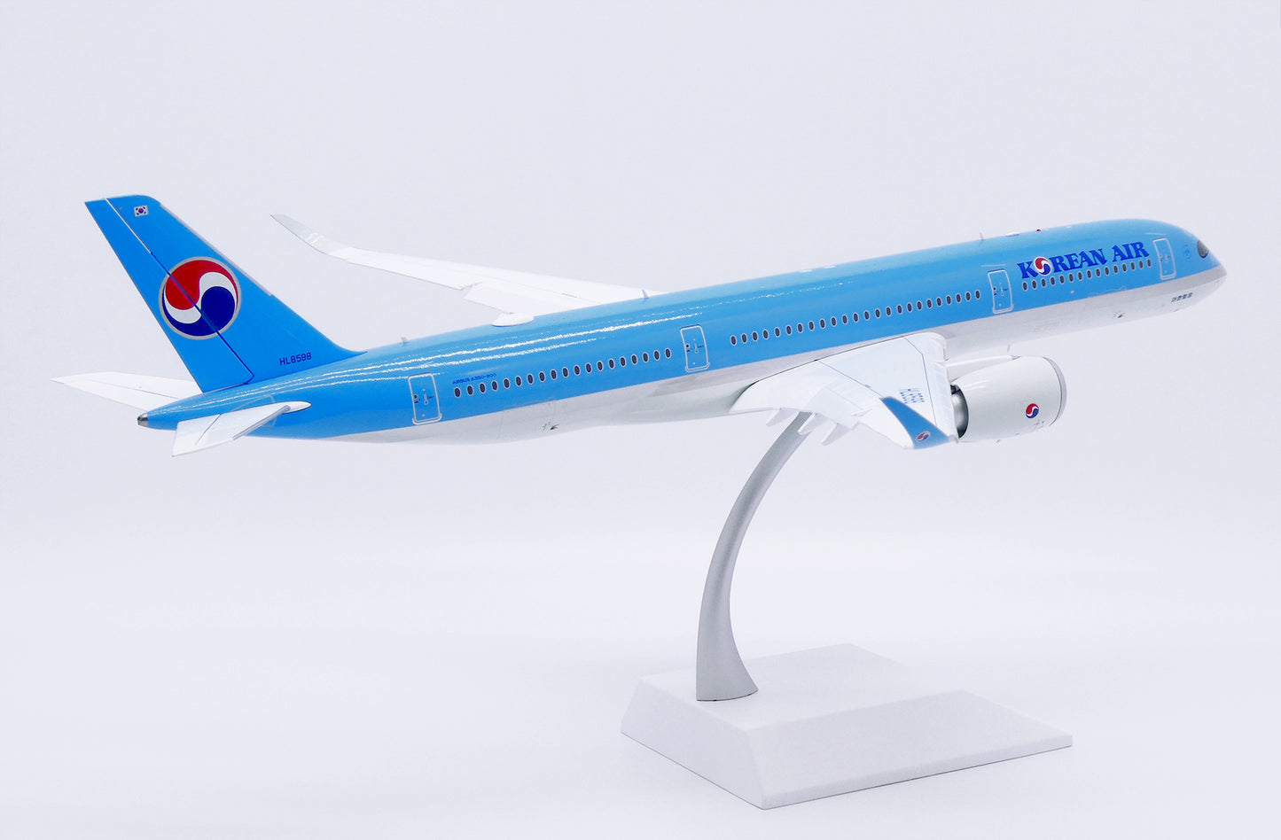 JC WINGS A350-900XWB KOREAN AIR (FLAPS DOWN) REG: HL8598