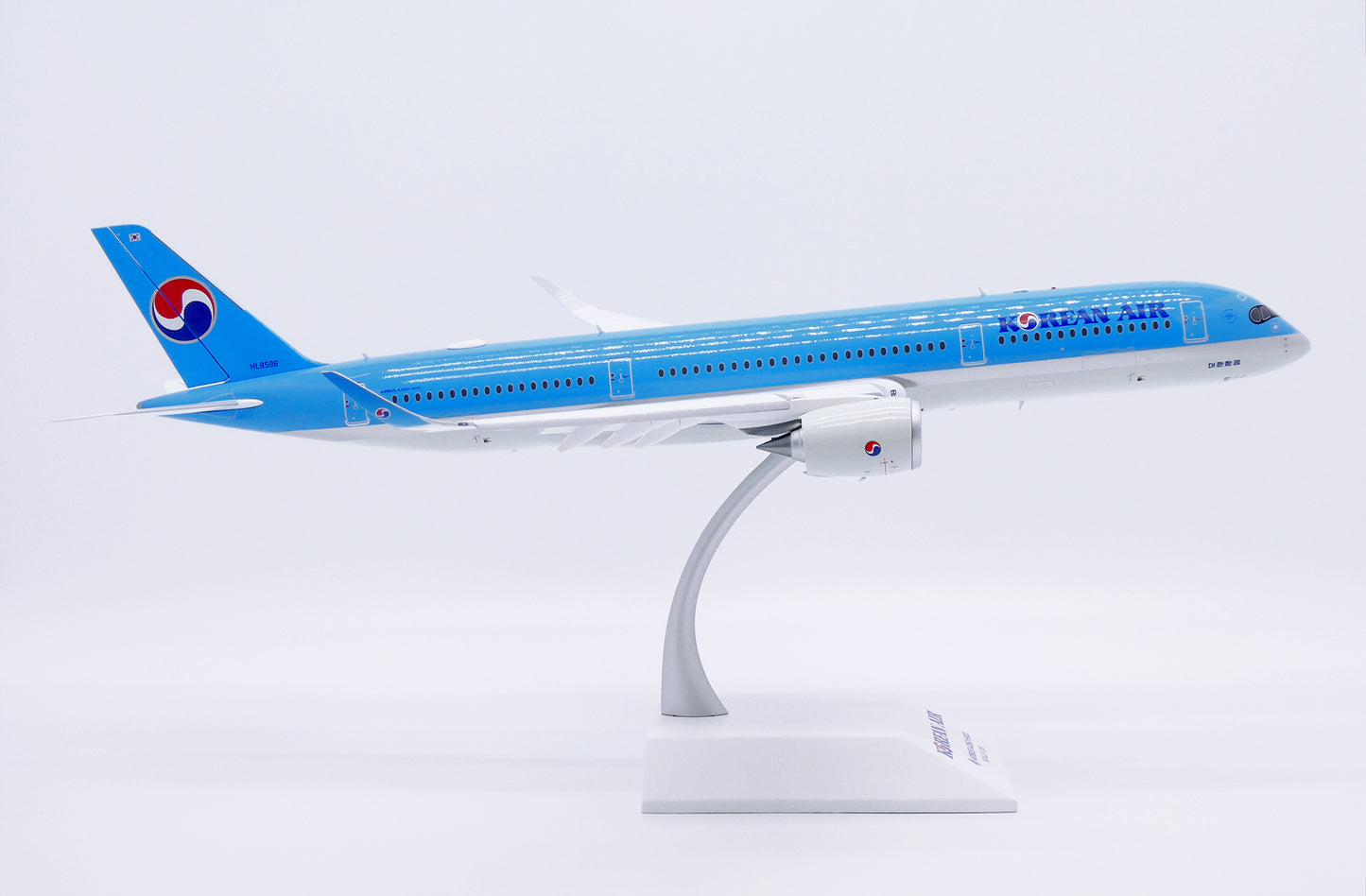 JC WINGS A350-900XWB KOREAN AIR (FLAPS DOWN) REG: HL8598