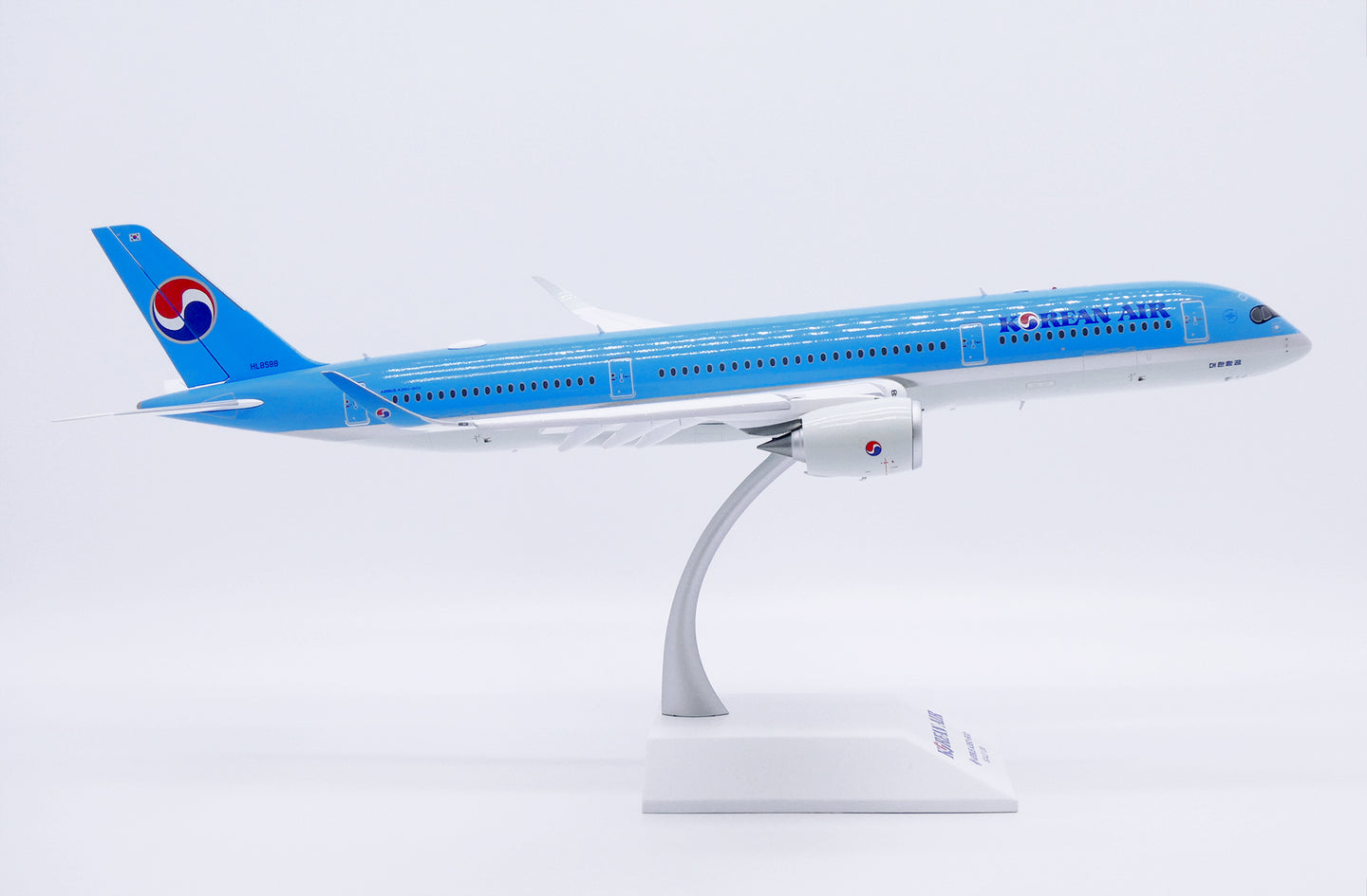 JC WINGS A350-900XWB KOREAN AIR (FLAPS DOWN) REG: HL8598