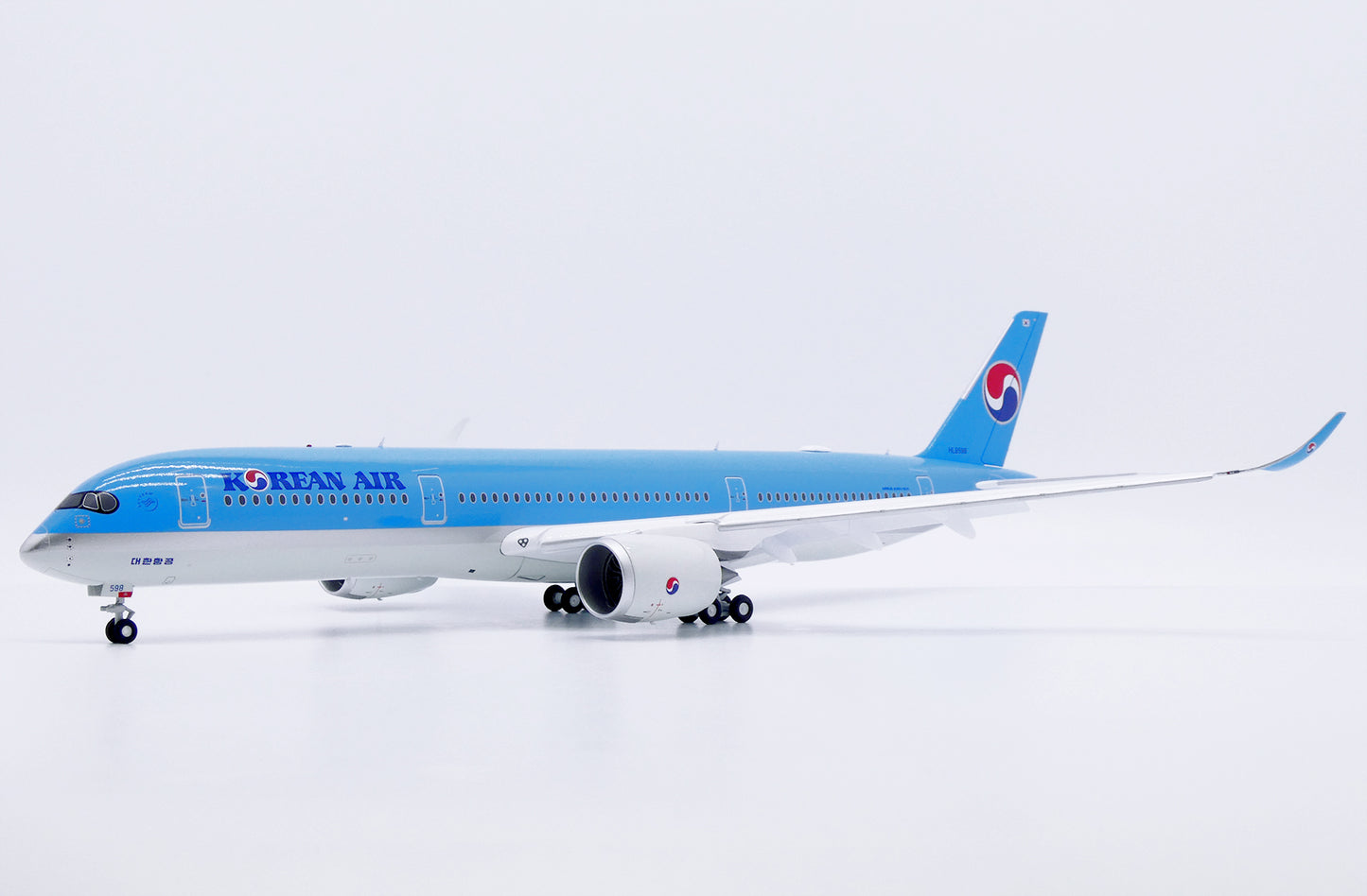 JC WINGS A350-900XWB KOREAN AIR (FLAPS DOWN) REG: HL8598