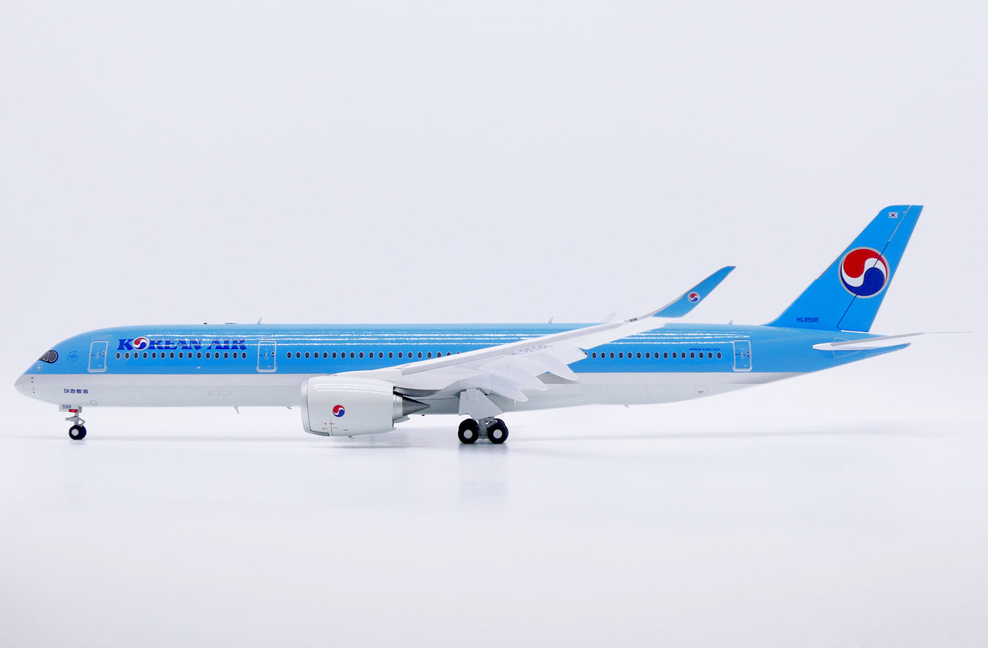 JC WINGS A350-900XWB KOREAN AIR (FLAPS DOWN) REG: HL8598