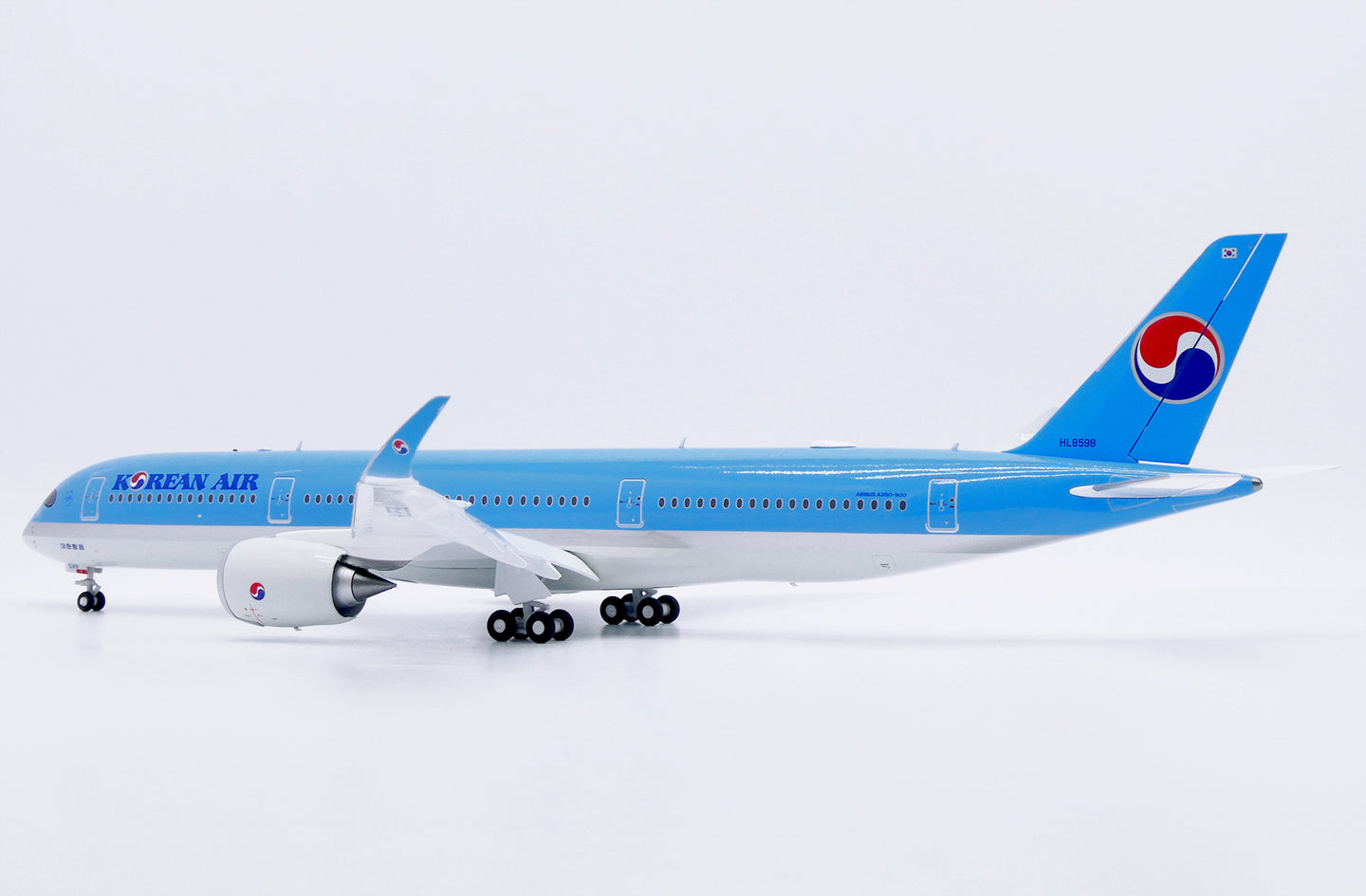 JC WINGS A350-900XWB KOREAN AIR (FLAPS DOWN) REG: HL8598