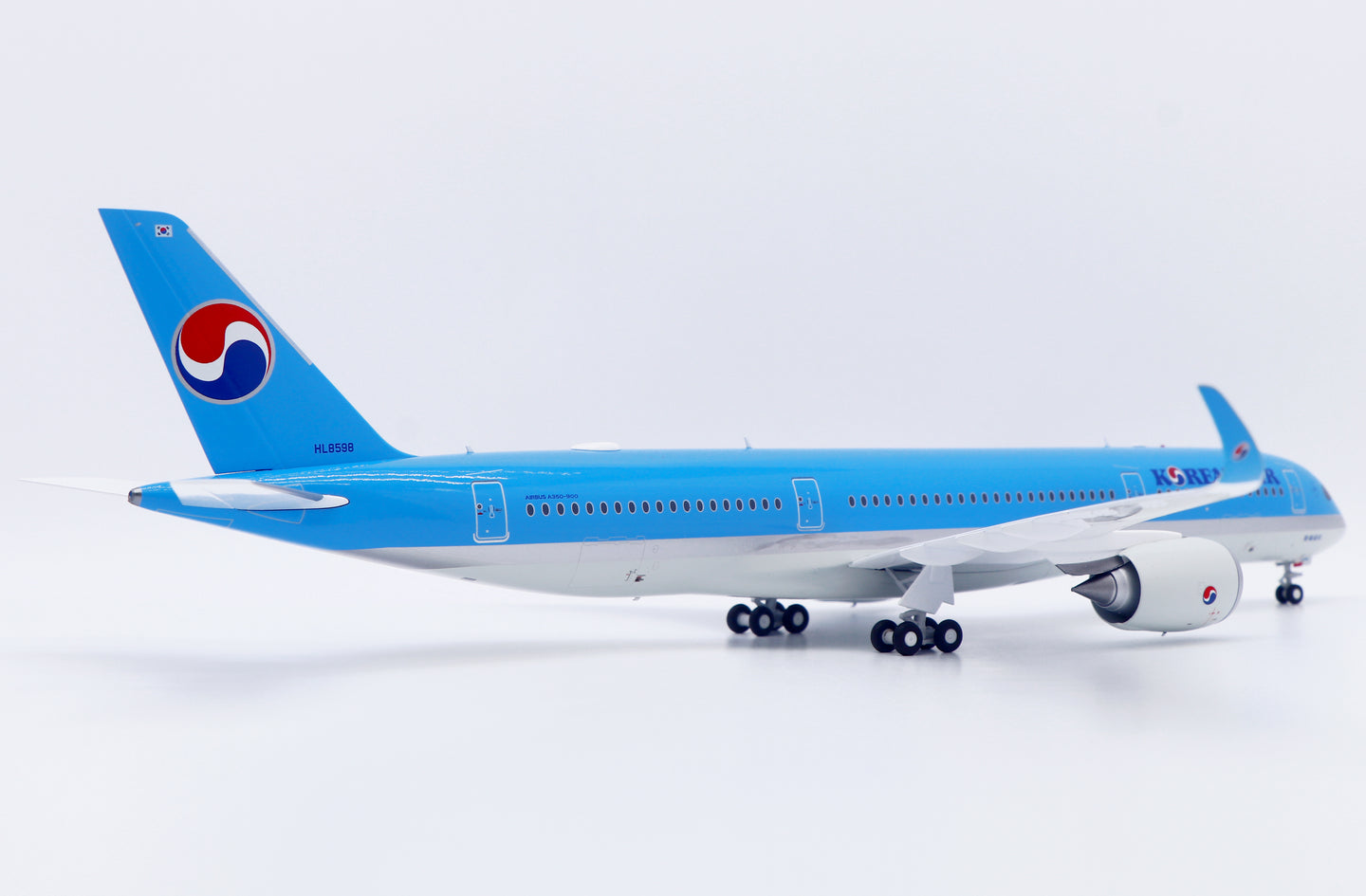JC WINGS A350-900XWB KOREAN AIR REG: HL8598
