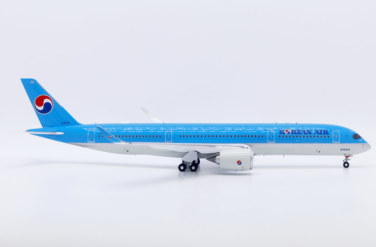 JC WINGS A350-900XWB KOREAN AIR REG: HL8598
