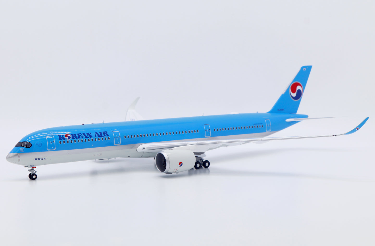 JC WINGS A350-900XWB KOREAN AIR REG: HL8598