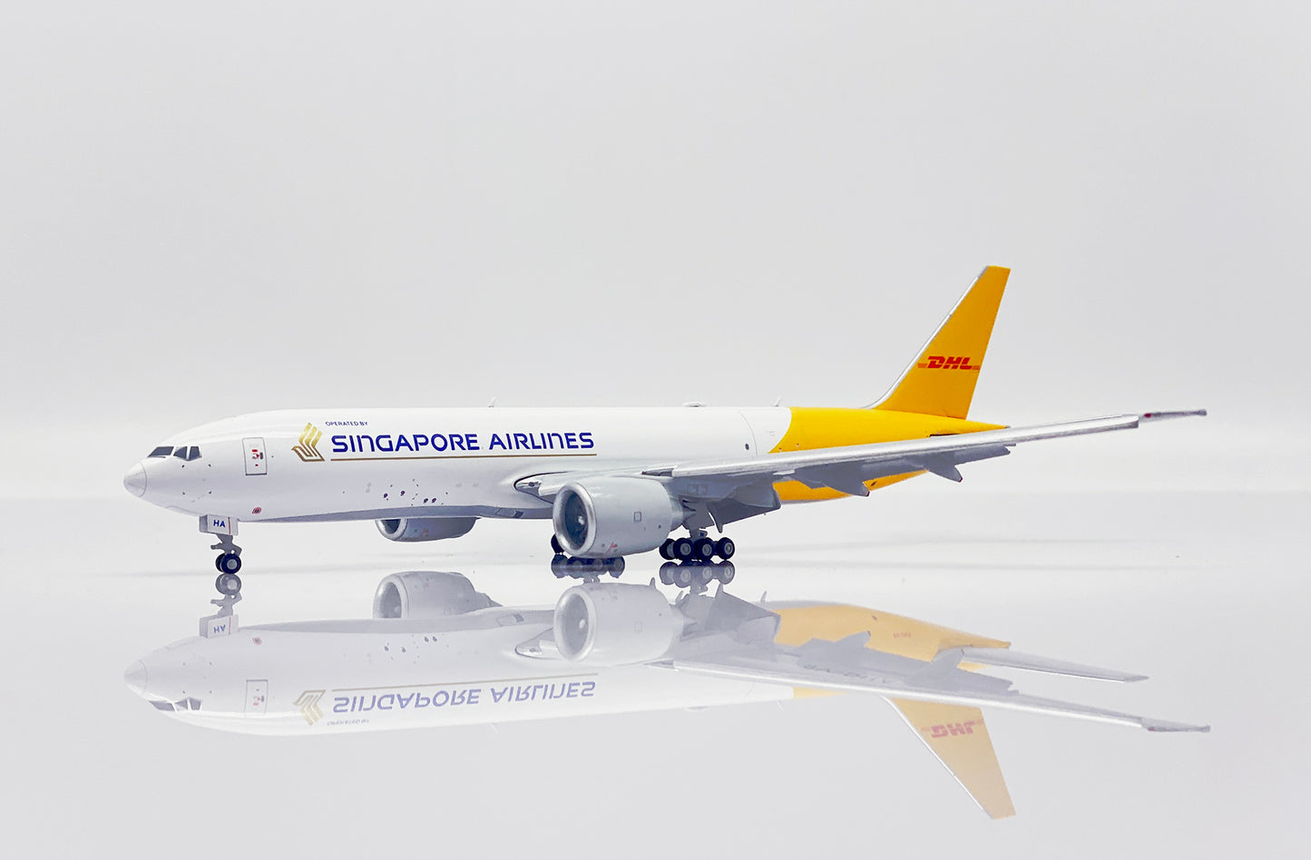 JCWINGS B777-200LRF SINGAPORE AIRLINES FLAP DOWN REG: 9V-DHA