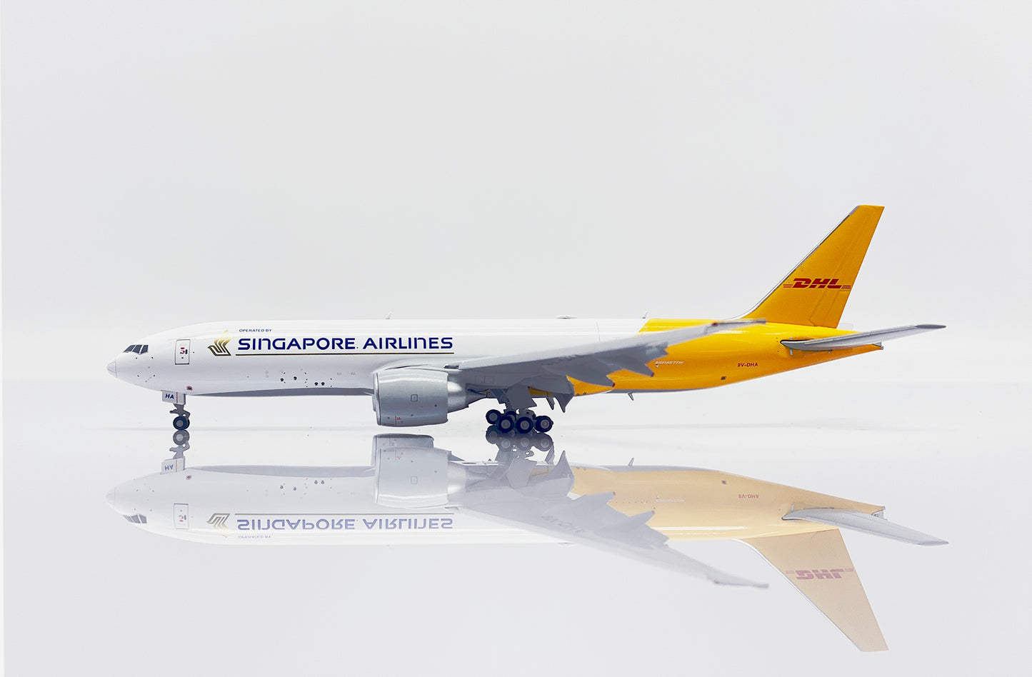 JCWINGS B777-200LRF SINGAPORE AIRLINES FLAP DOWN REG: 9V-DHA