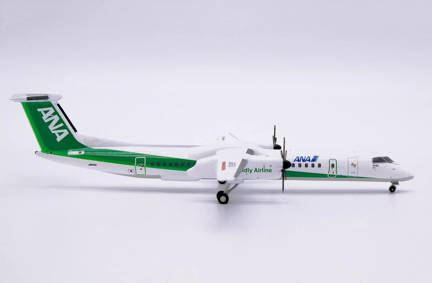 JC WINGS DASH 8-Q400 ANA WINGS "ECO FRIENDLY AIRLINE" REG: JA858A