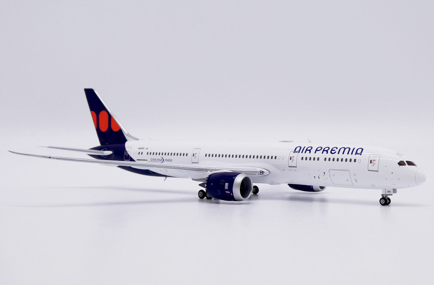 JC WINGS B787-9 DREAMLINER AIR PREMIA REG: HL8701