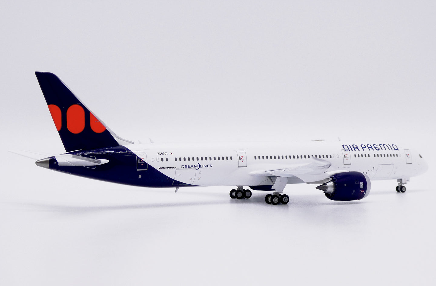 JC WINGS B787-9 DREAMLINER AIR PREMIA REG: HL8701