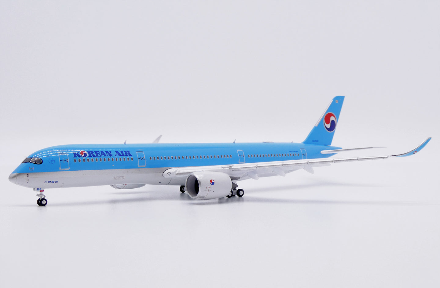 JC WINGS A350-900XWB KOREAN AIR (FLAPS DOWN) REG: HL8598