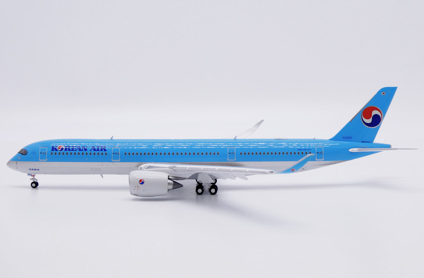 JC WINGS A350-900XWB KOREAN AIR (FLAPS DOWN) REG: HL8598