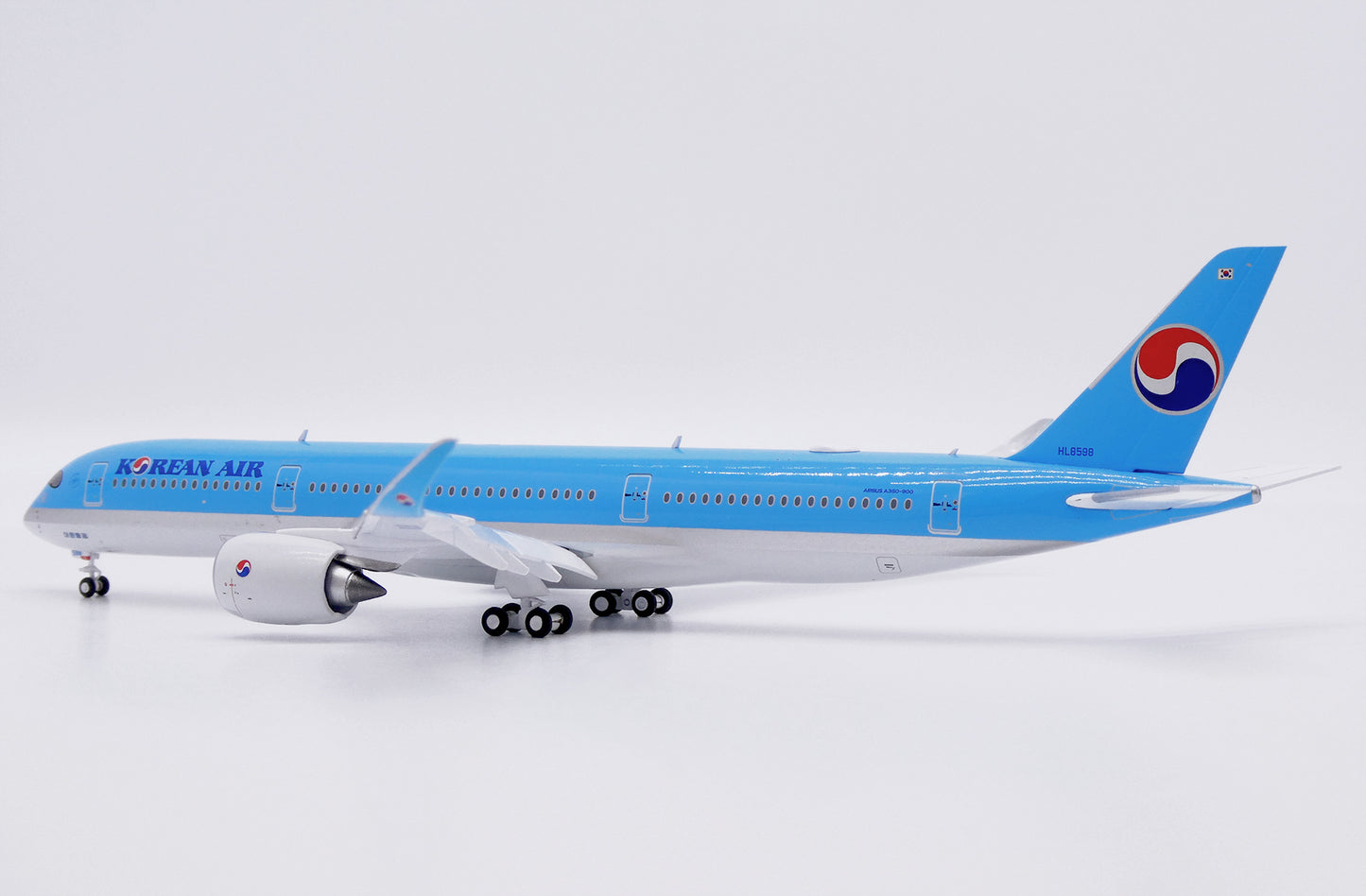 JC WINGS A350-900XWB KOREAN AIR (FLAPS DOWN) REG: HL8598
