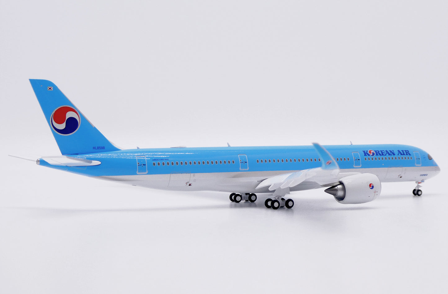 JC WINGS A350-900XWB KOREAN AIR (FLAPS DOWN) REG: HL8598