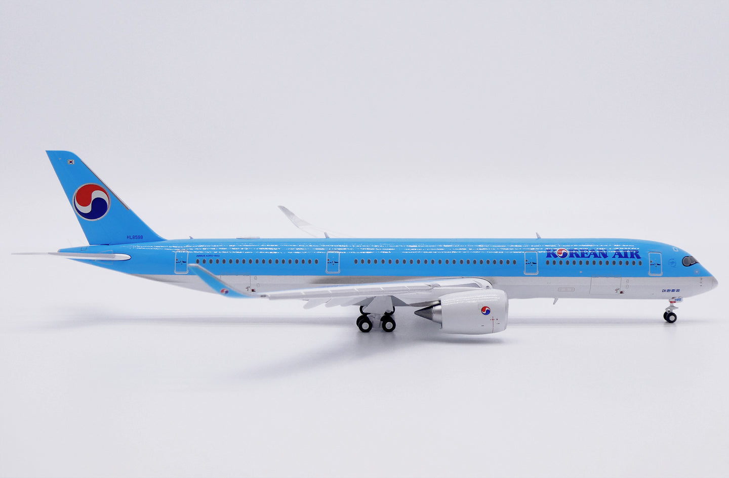 JC WINGS A350-900XWB KOREAN AIR (FLAPS DOWN) REG: HL8598