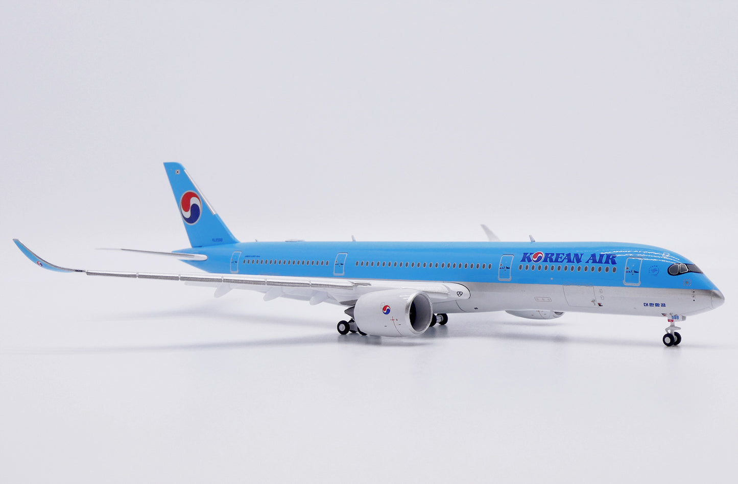 JC WINGS A350-900XWB KOREAN AIR (FLAPS DOWN) REG: HL8598