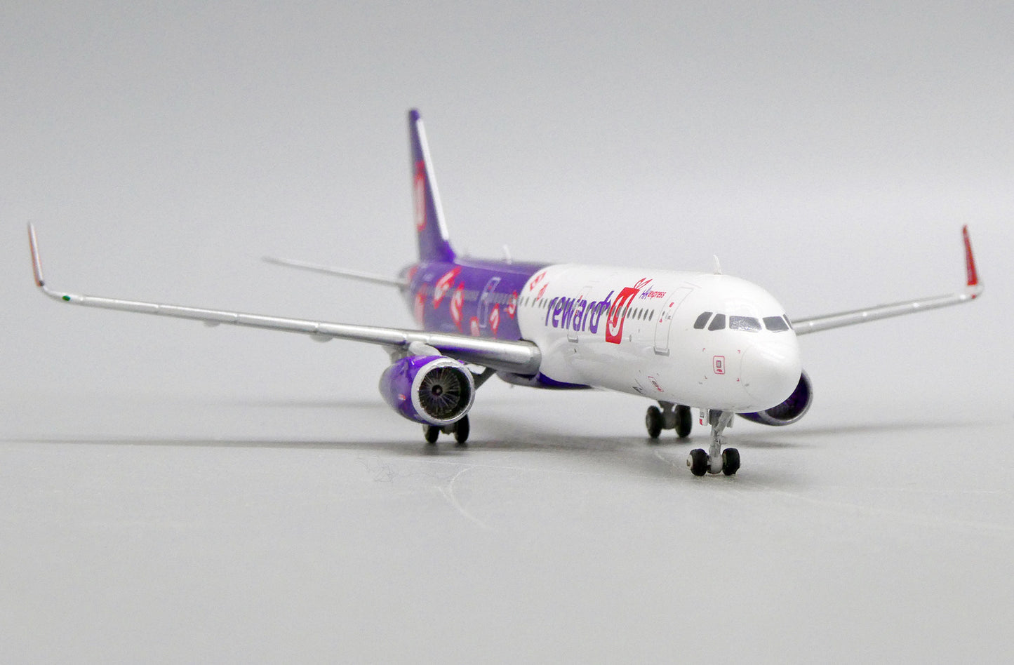 JC WINGS A321 HONG KONG EXPRESS "REWARD-U LIVERY" REG: B-LEJ