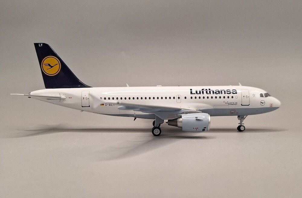 JFOX A319-114 LUFTHANSA REG: D-AILY WITH STAND