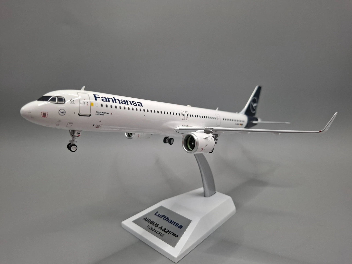 JFOX A321-211NX LUFTHANSA REG: D-AIEH WITH STAND