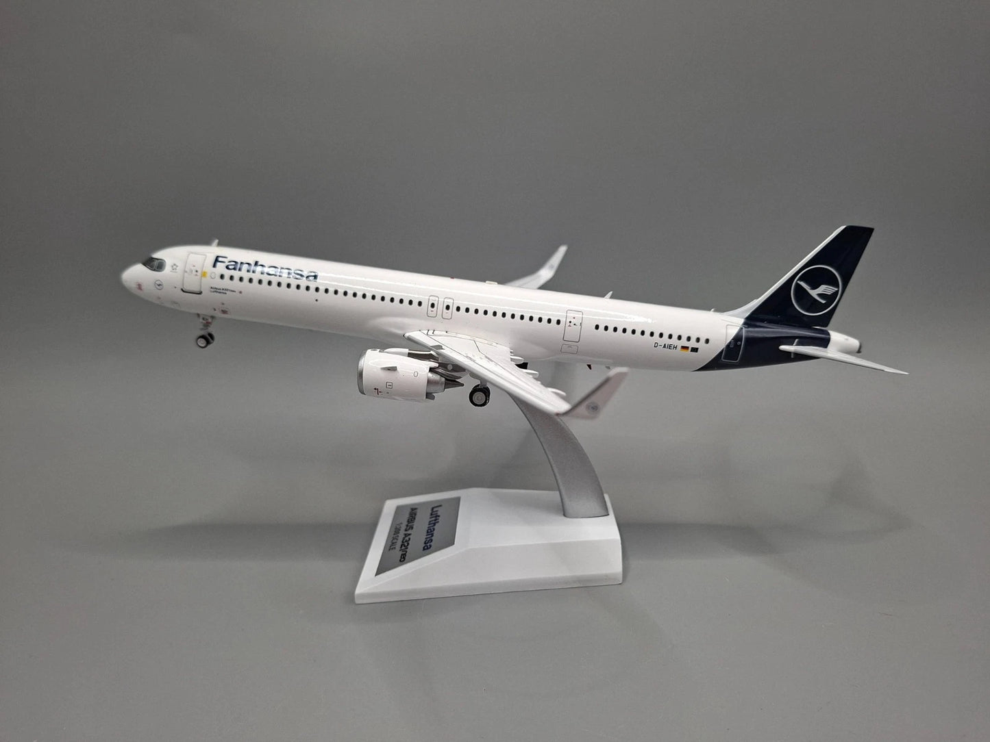 JFOX A321-211NX LUFTHANSA REG: D-AIEH WITH STAND