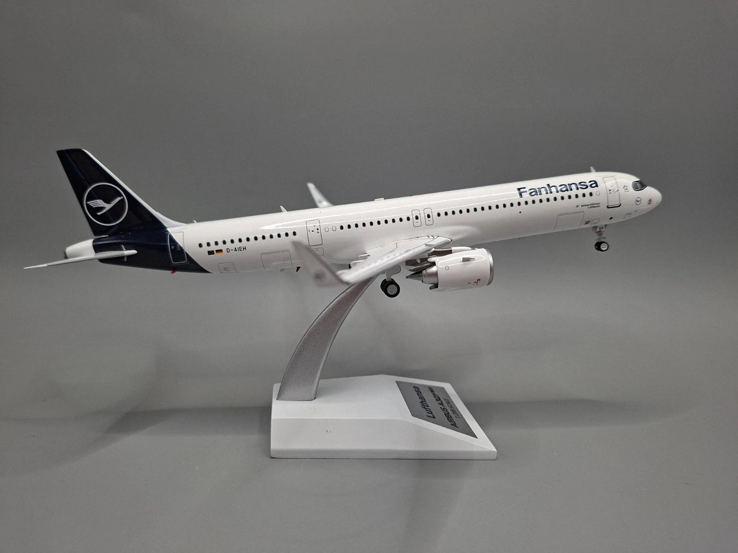 JFOX A321-211NX LUFTHANSA REG: D-AIEH WITH STAND