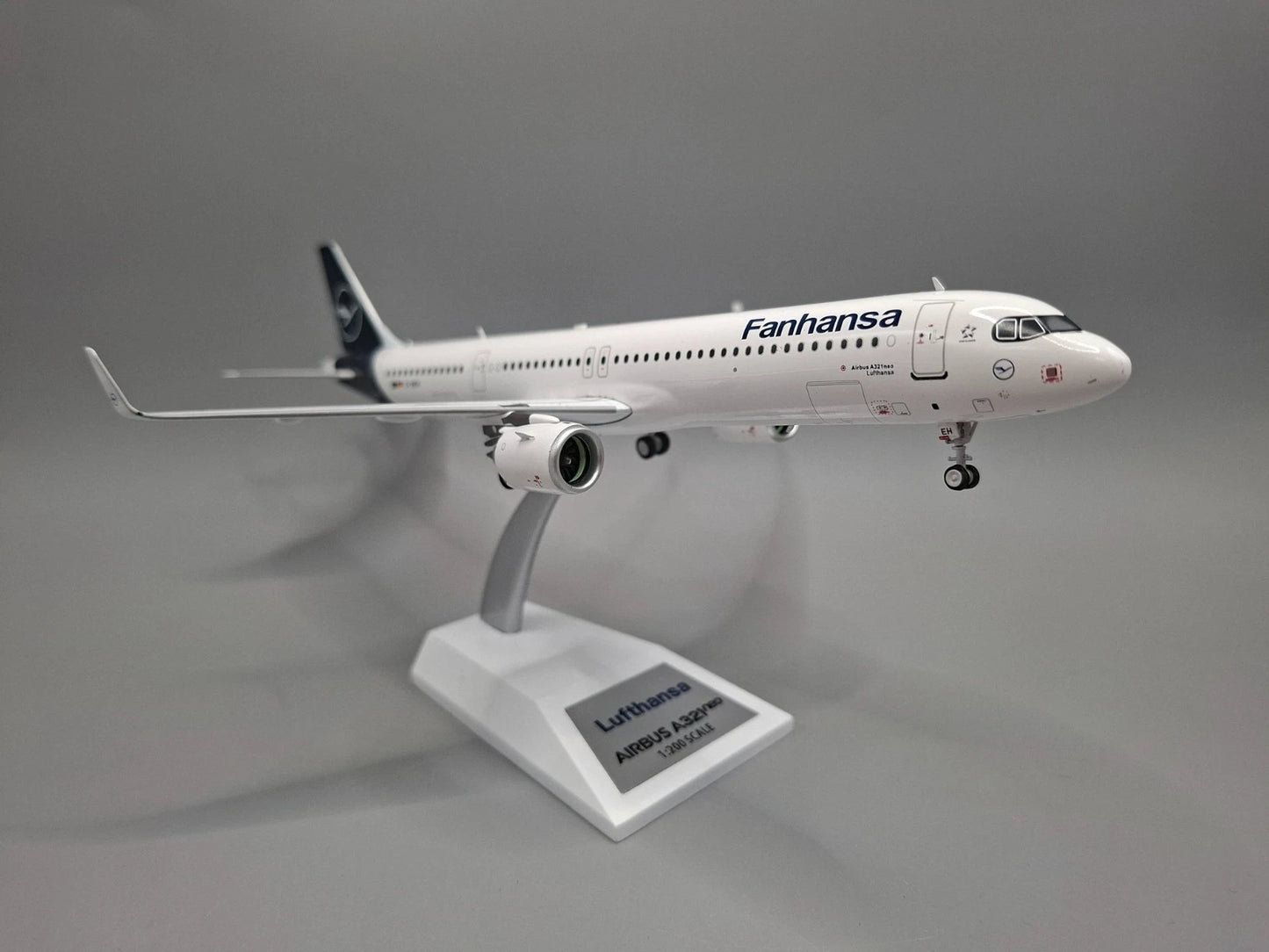 JFOX A321-211NX LUFTHANSA REG: D-AIEH WITH STAND