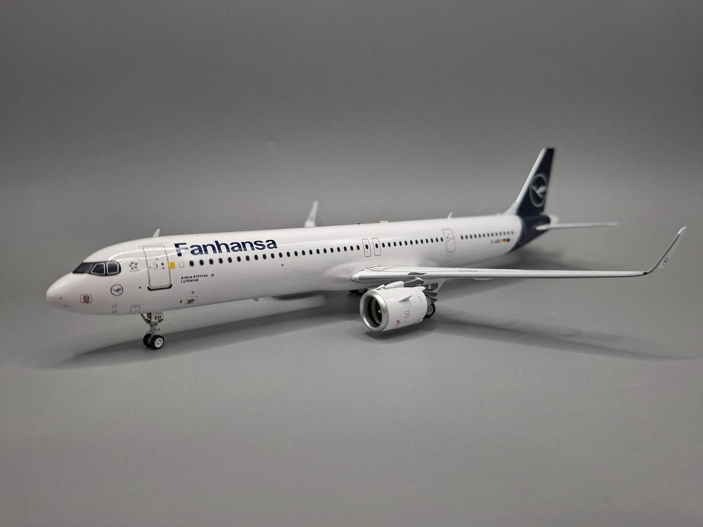 JFOX A321-211NX LUFTHANSA REG: D-AIEH WITH STAND