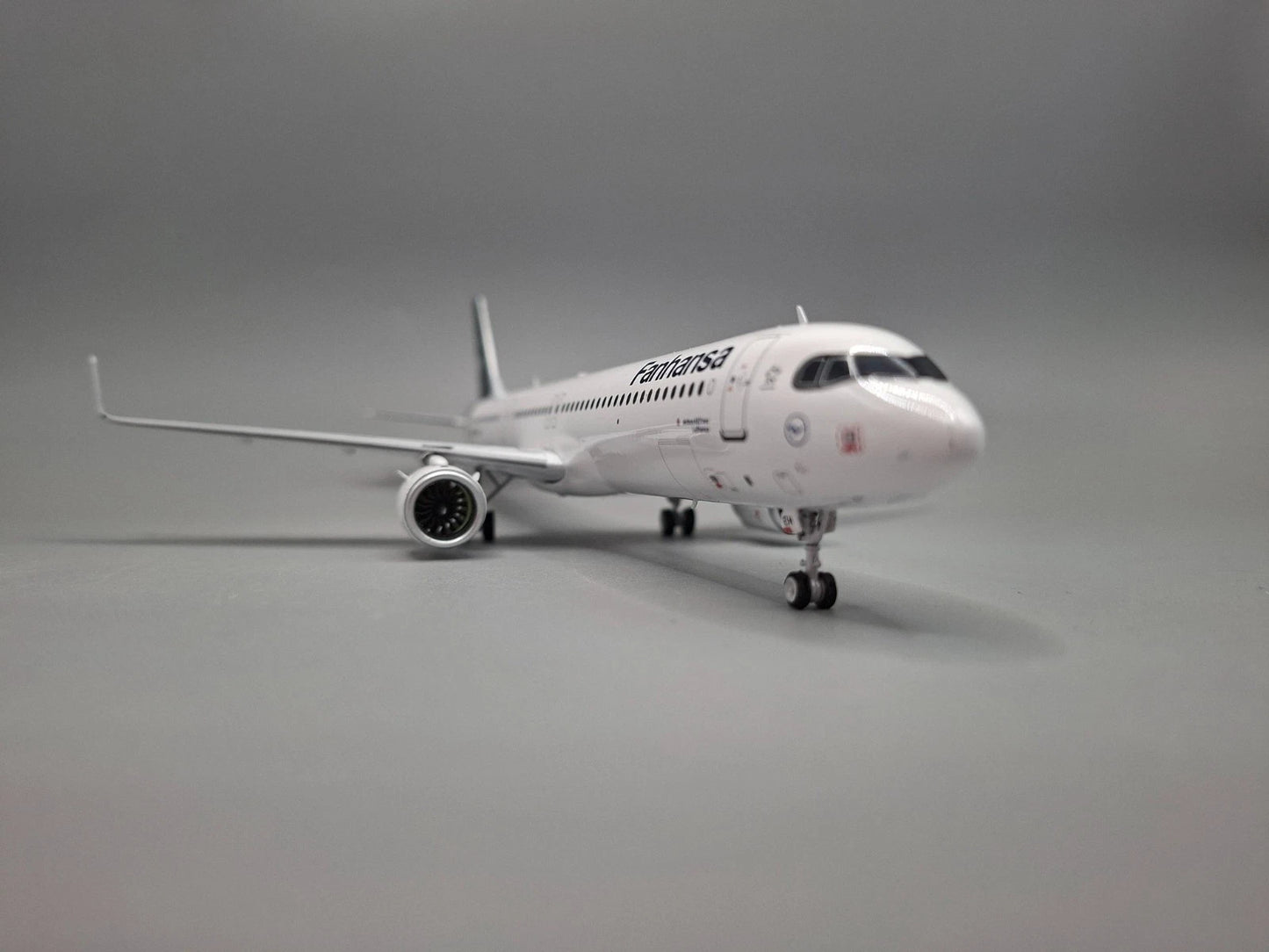 JFOX A321-211NX LUFTHANSA REG: D-AIEH WITH STAND