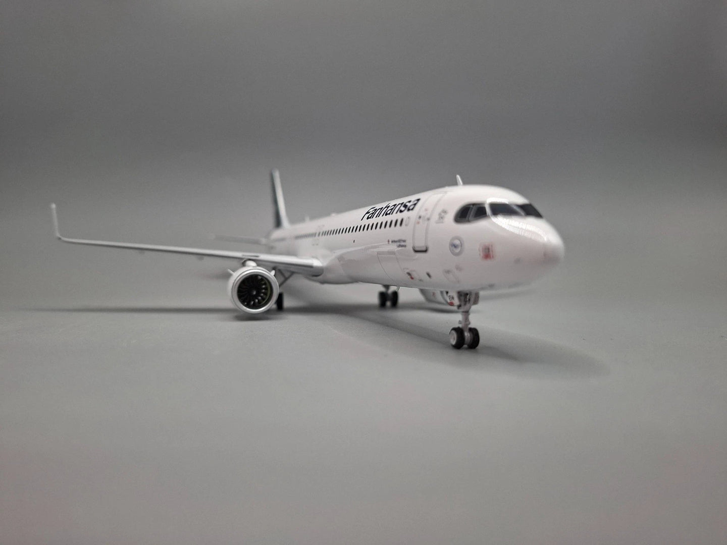 JFOX A321-211NX LUFTHANSA REG: D-AIEH WITH STAND