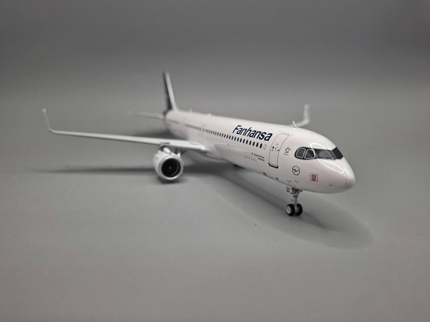 JFOX A321-211NX LUFTHANSA REG: D-AIEH WITH STAND