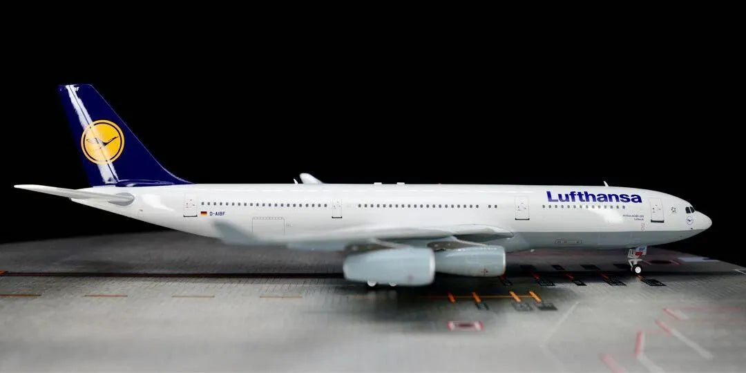 JFOX LUFTHANSA A340-211 REG: D-AIBF