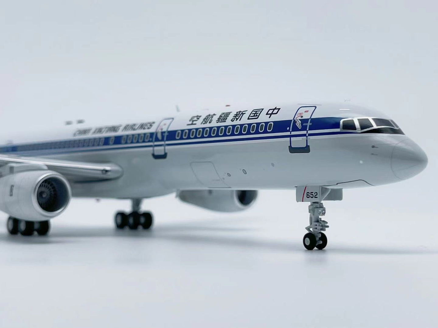 AVIATION 200 B757-2Q8 CHINA XINJIANG AIRLINES REG: B-2852