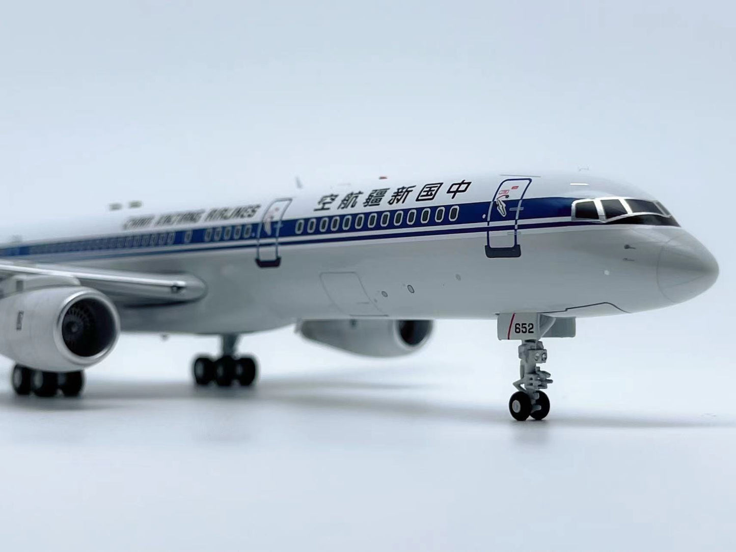AVIATION 200 B757-2Q8 CHINA XINJIANG AIRLINES REG: B-2852