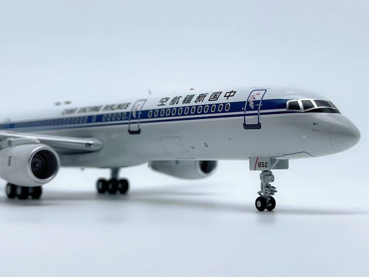 AVIATION 200 B757-2Q8 CHINA XINJIANG AIRLINES REG: B-2852