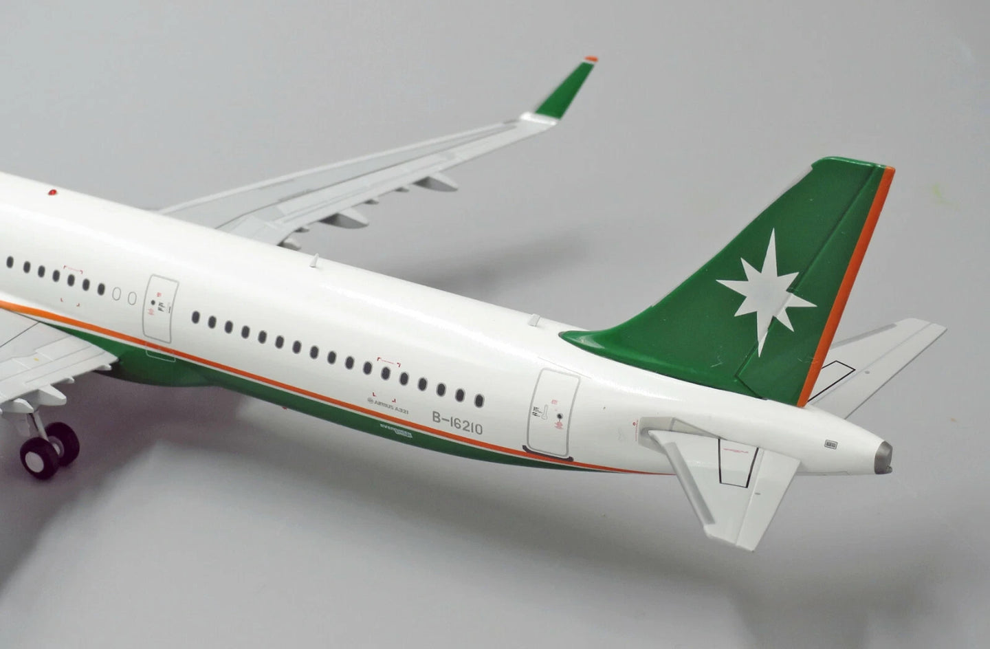 JCWINGS UNI AIR A321 REG: B-16210