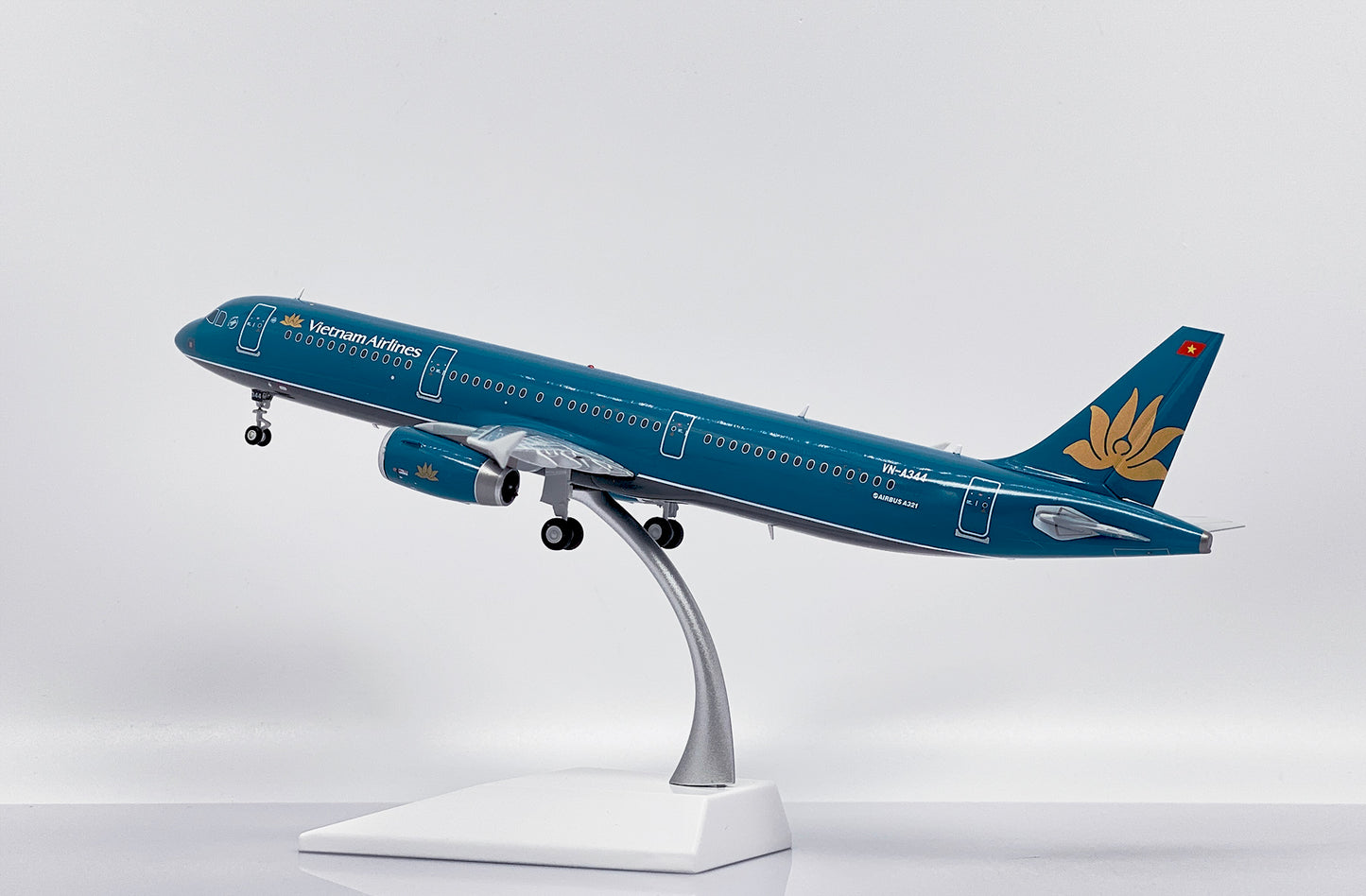 JC WINGS A321 VIETNAM AIRLINES REG: VN-A344