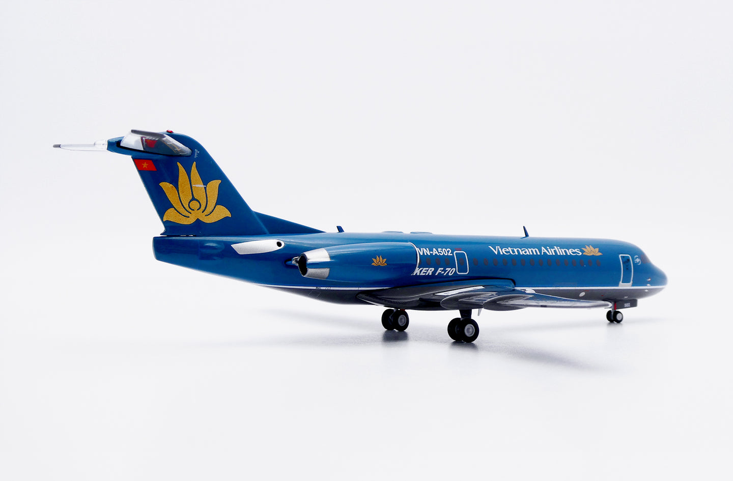 JC WINGS FOKKER 70 VIETNAM AIRLINES REG: VN-A502