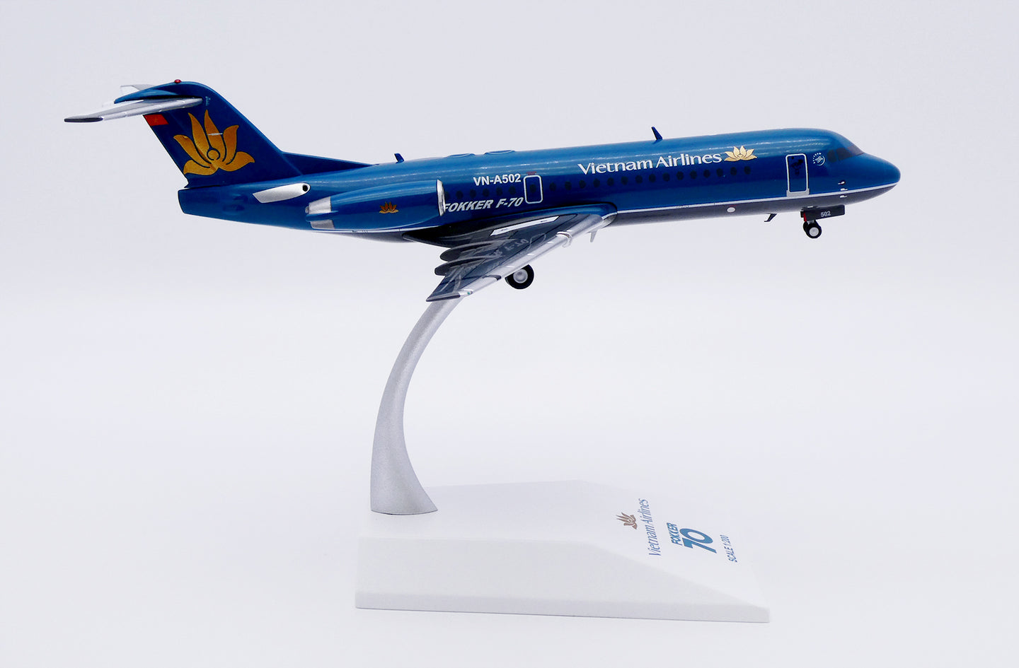 JC WINGS FOKKER 70 VIETNAM AIRLINES REG: VN-A502