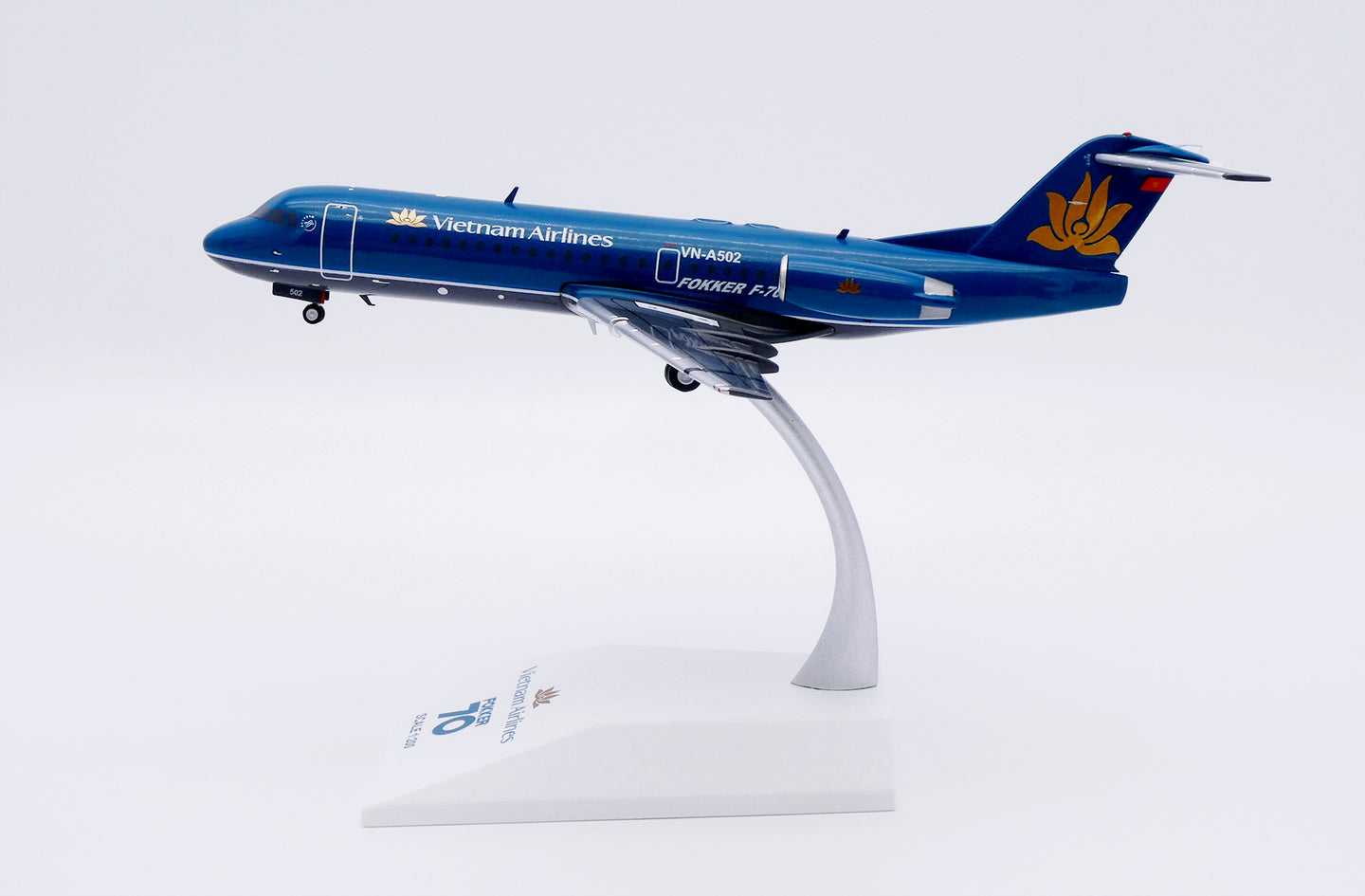 JC WINGS FOKKER 70 VIETNAM AIRLINES REG: VN-A502