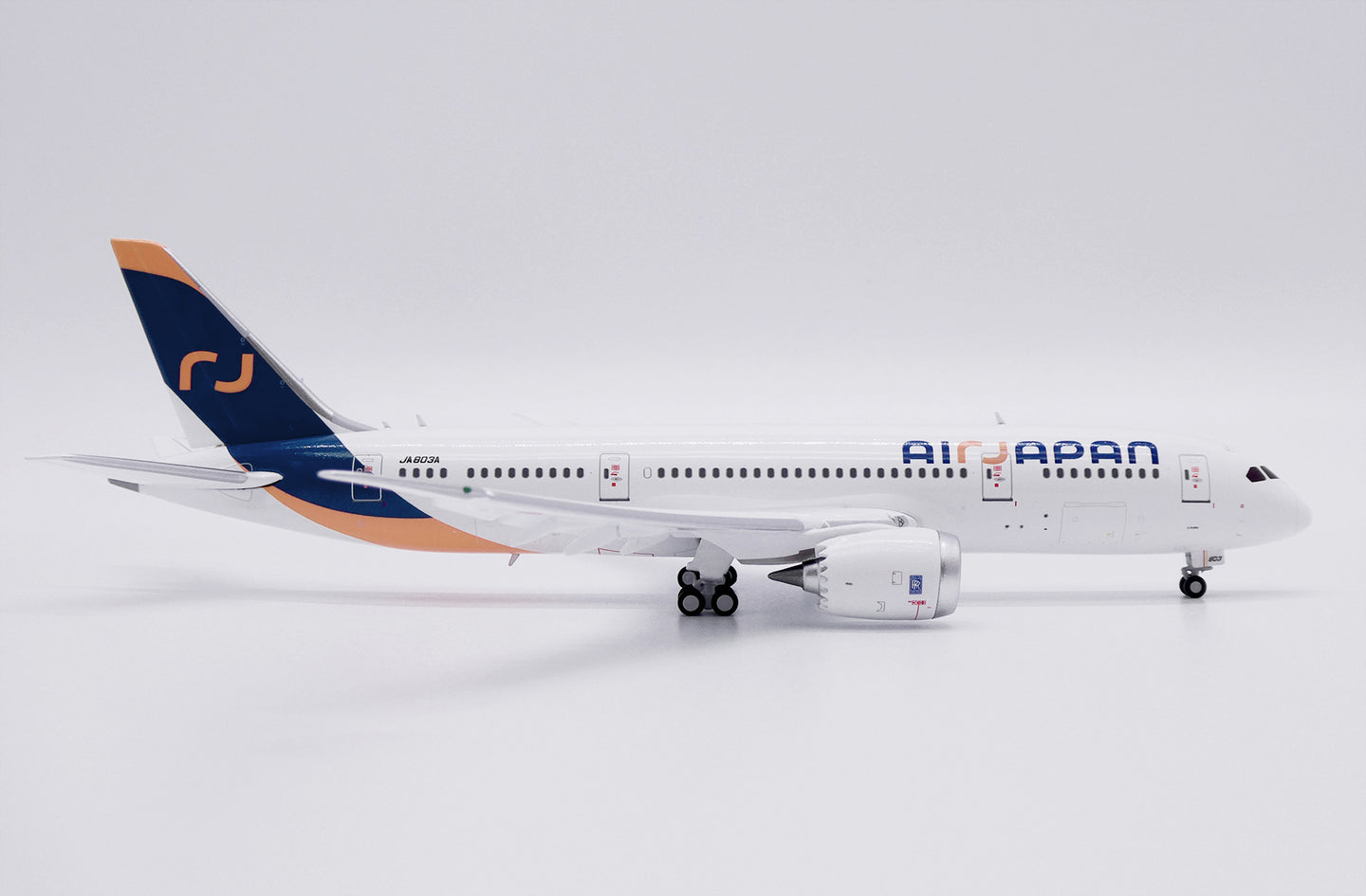 JC WINGS B787-8 DREAMLINER AIR JAPAN (FLAPS DOWN) REG: JA803A