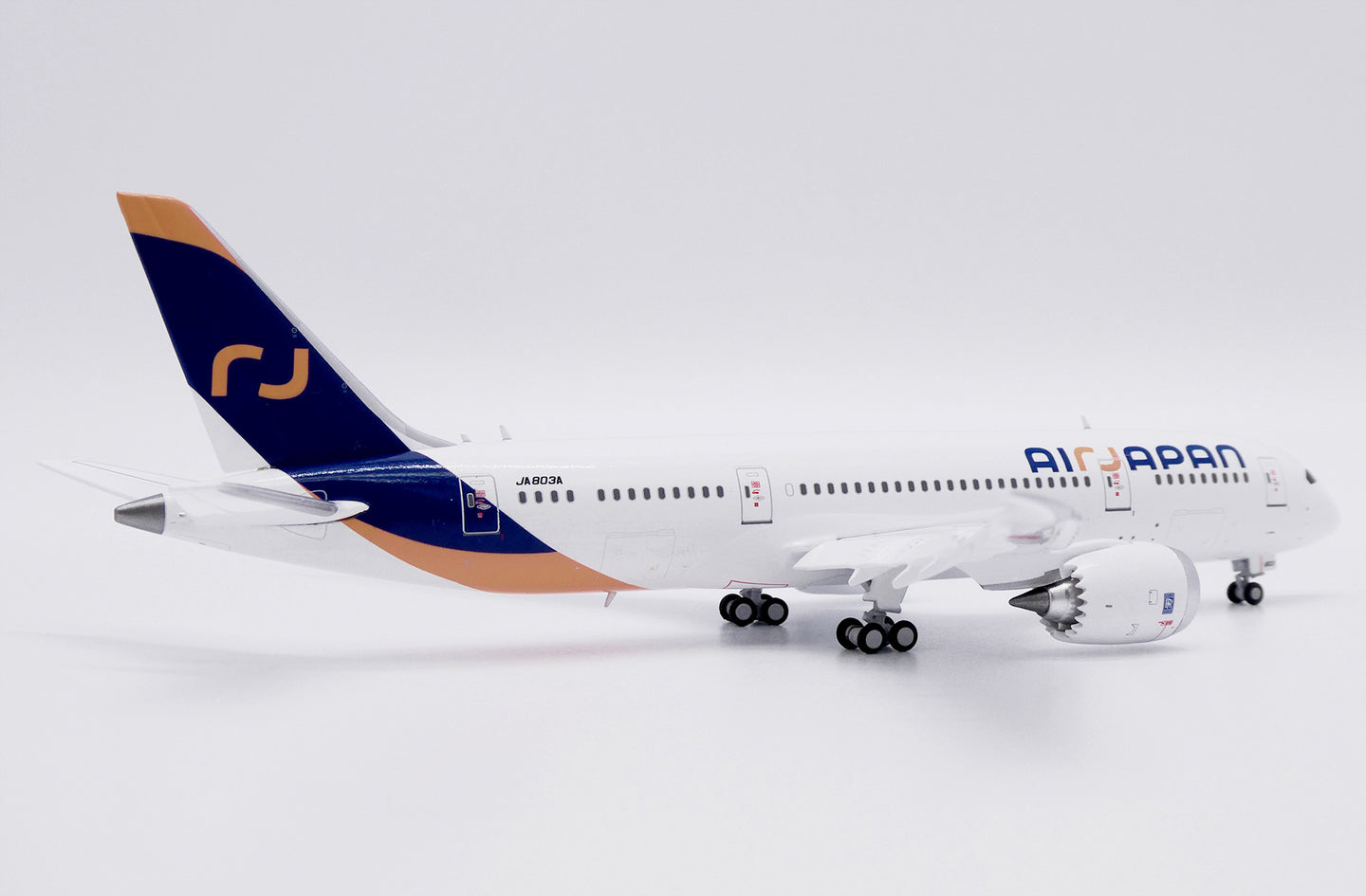 JC WINGS B787-8 DREAMLINER AIR JAPAN (FLAPS DOWN) REG: JA803A