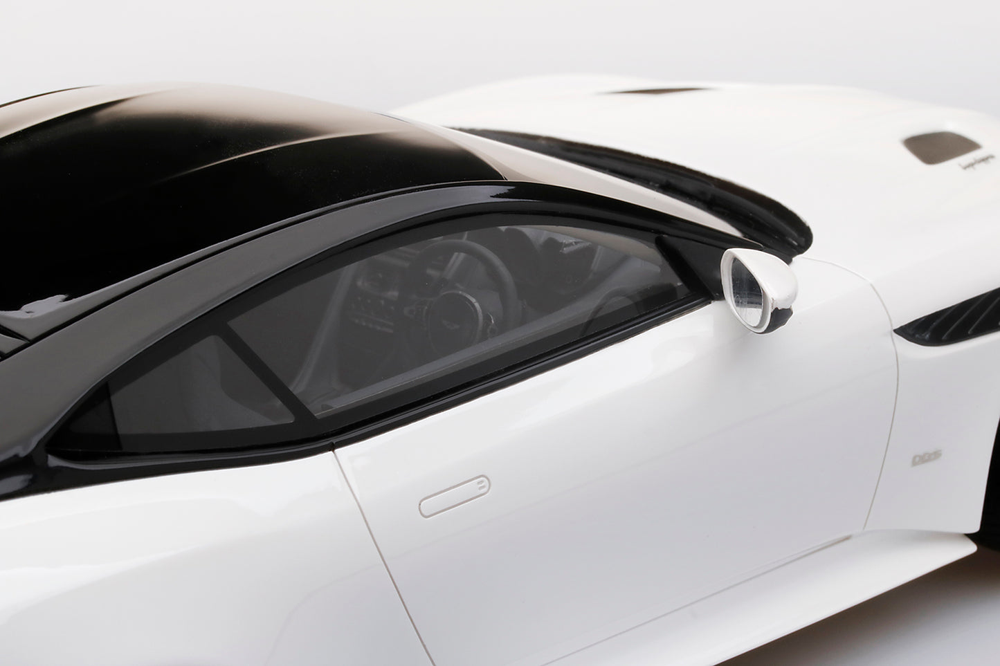 TOPSPEED ASTON MARTIN DBS SUPPERLEGGERA STRATUS WHITE