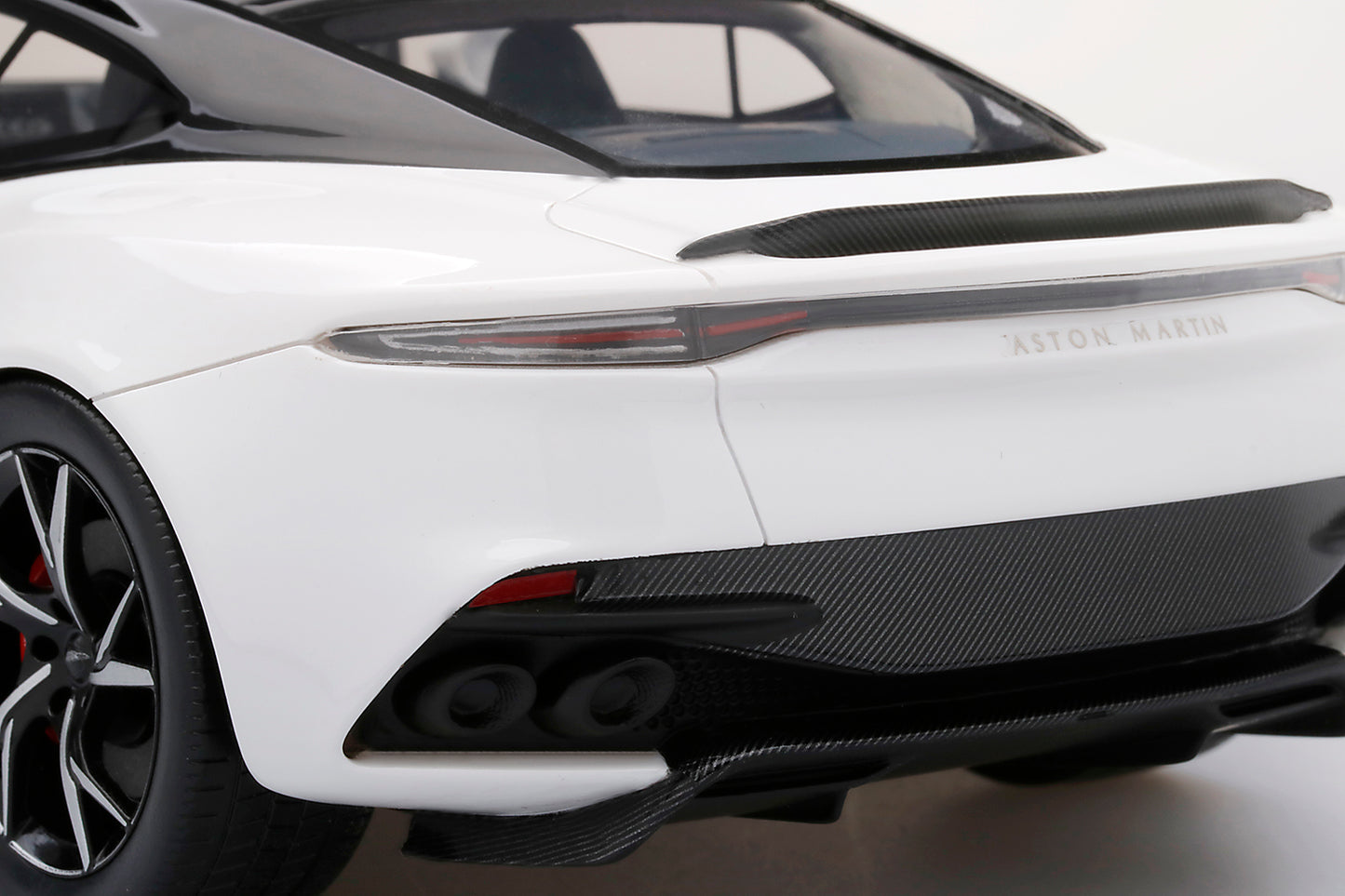 TOPSPEED ASTON MARTIN DBS SUPPERLEGGERA STRATUS WHITE