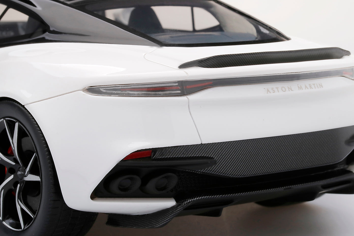 TOPSPEED ASTON MARTIN DBS SUPPERLEGGERA STRATUS WHITE