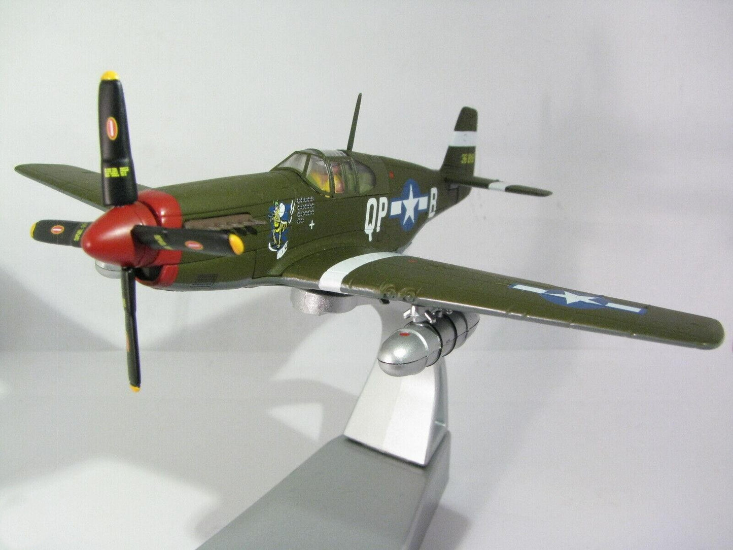 CORGI P-51B MUSTANG USAAF #43-6819 "BEE" DUANE BEESON ENGLAND 1944