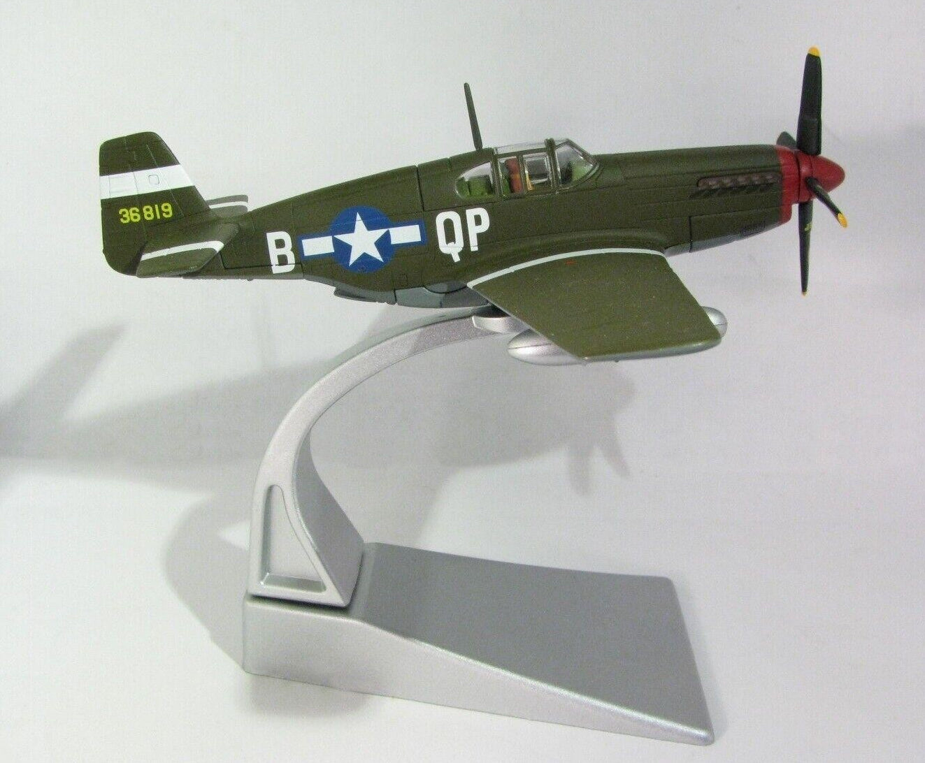 CORGI P-51B MUSTANG USAAF #43-6819 "BEE" DUANE BEESON ENGLAND 1944