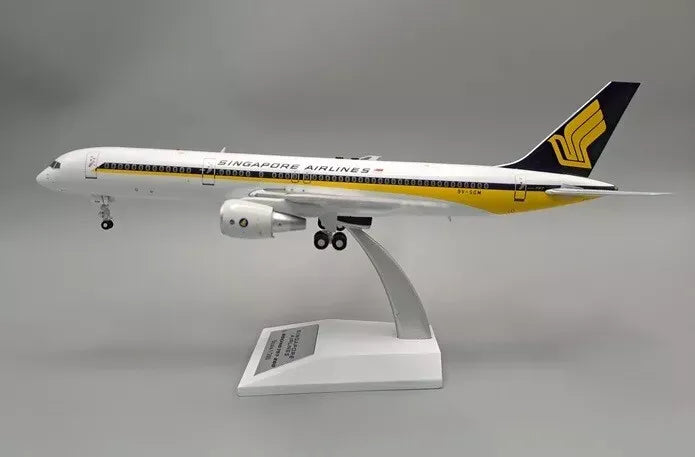 WB MODELS B757-200 SINGAPORE AIRLINES REG: 9V-SGM
