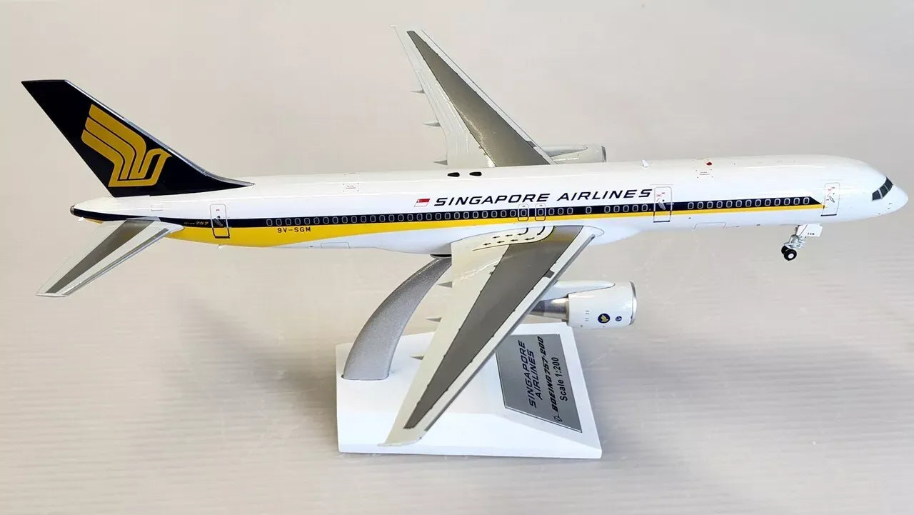 WB MODELS B757-200 SINGAPORE AIRLINES REG: 9V-SGM