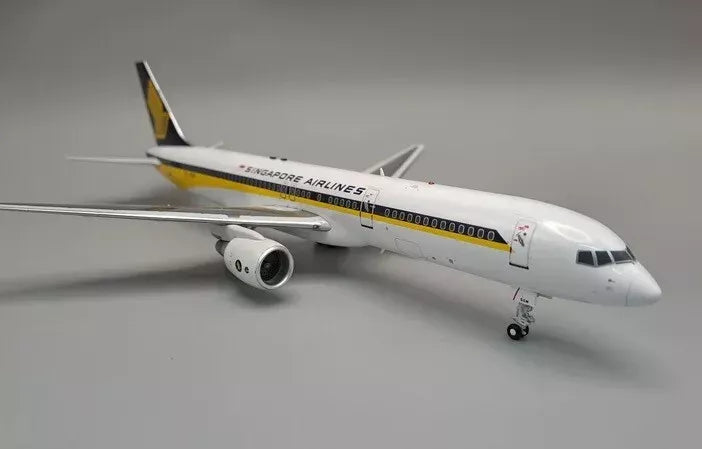 WB MODELS B757-200 SINGAPORE AIRLINES REG: 9V-SGM